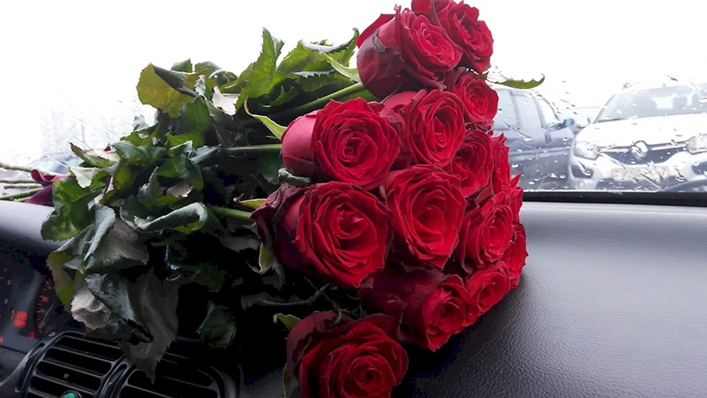 Ein Blumenstrauß im Auto