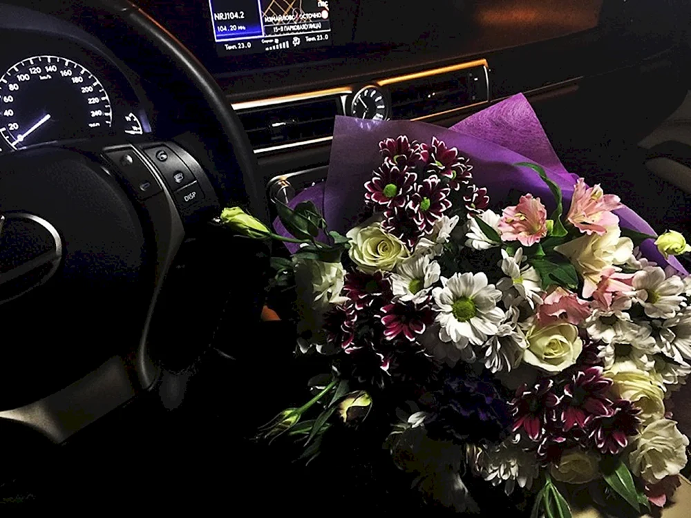 Ein Blumenstrauß im Auto
