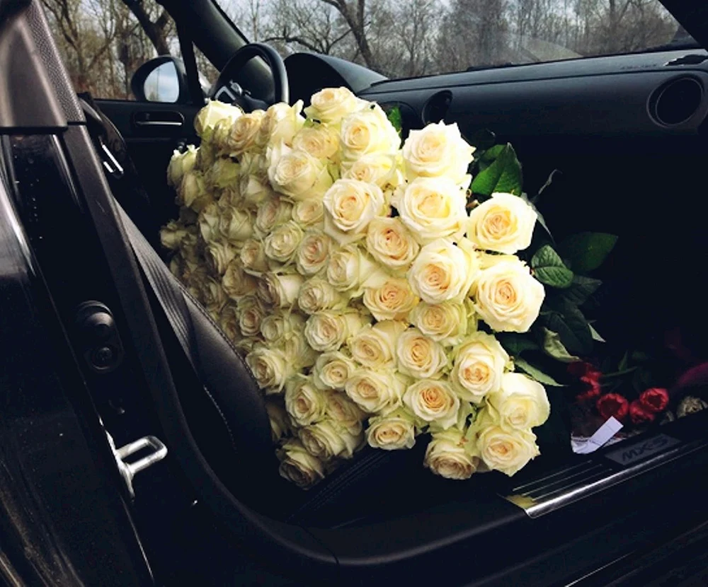 Ein Blumenstrauß im Auto