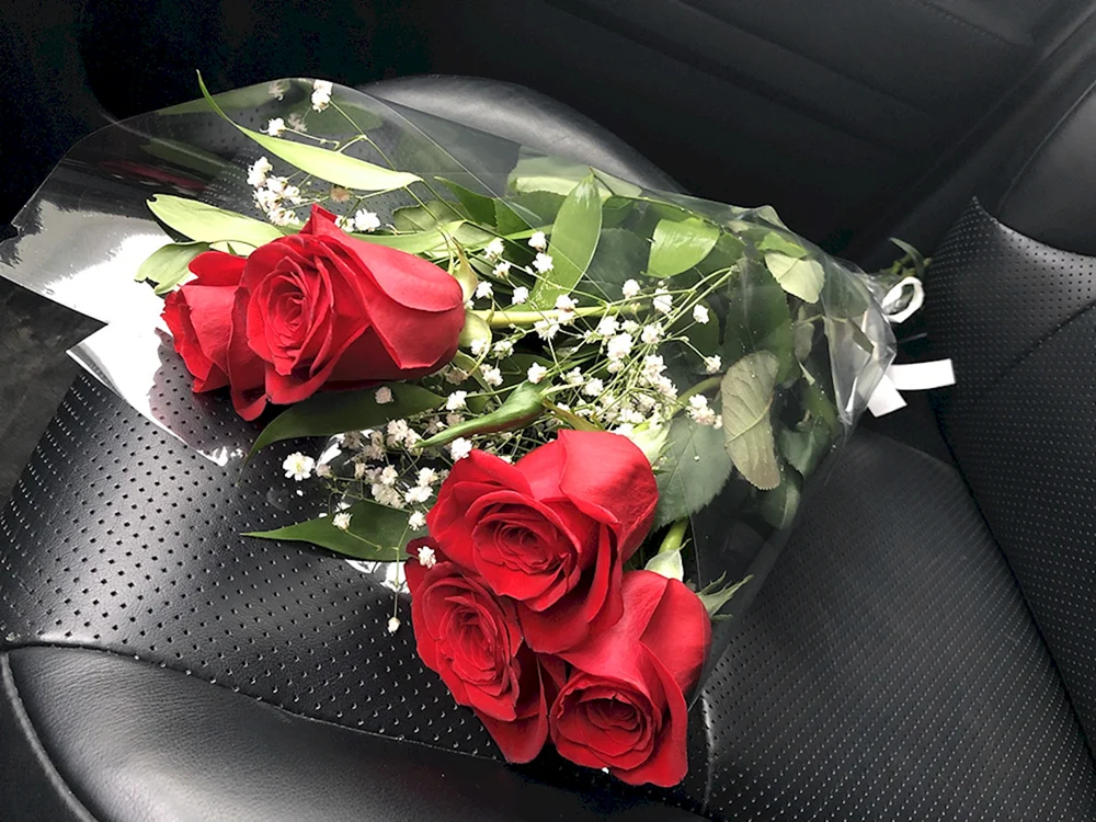 Ein Blumenstrauß im Auto