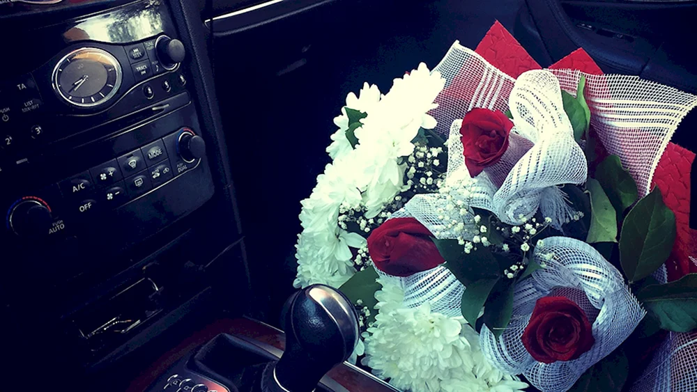 Blumen im Innenraum des Autos