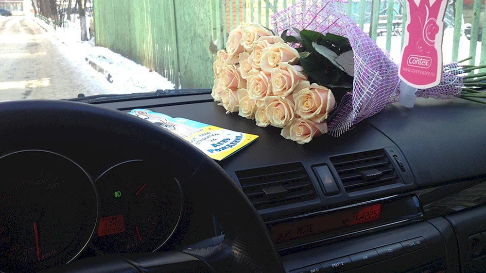 Blumen im Auto bei Nacht