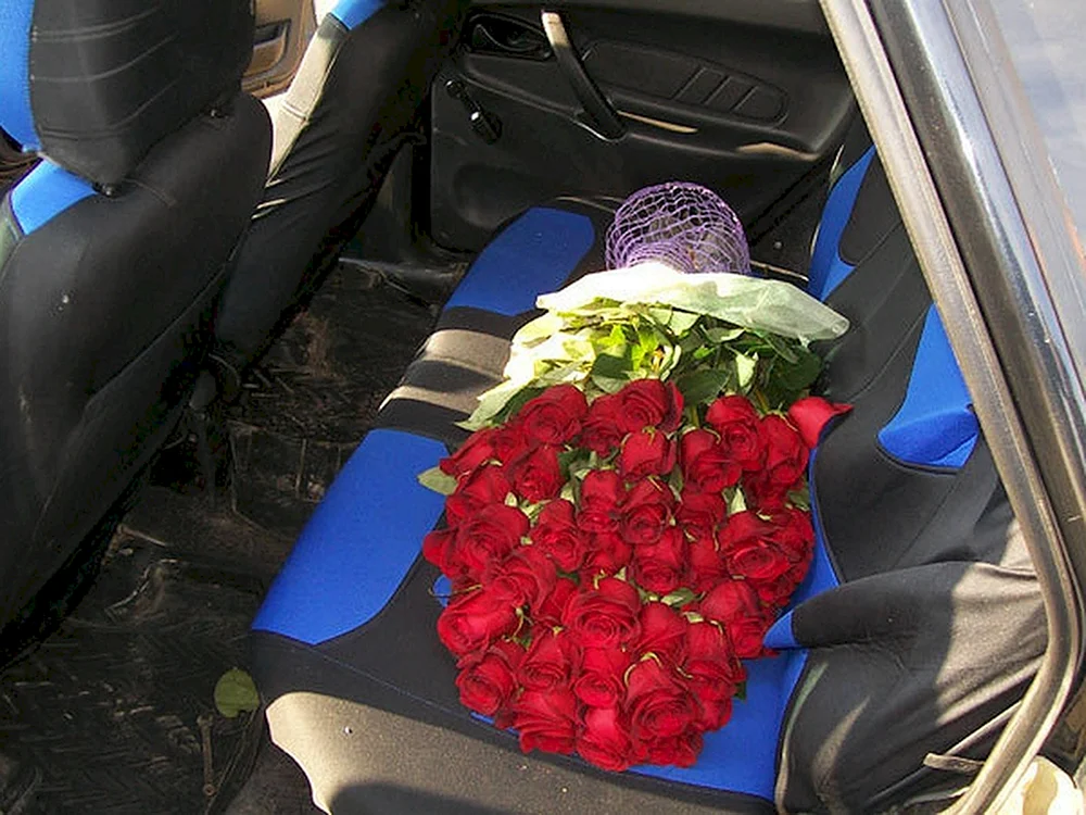 Ein Blumenstrauß im Auto