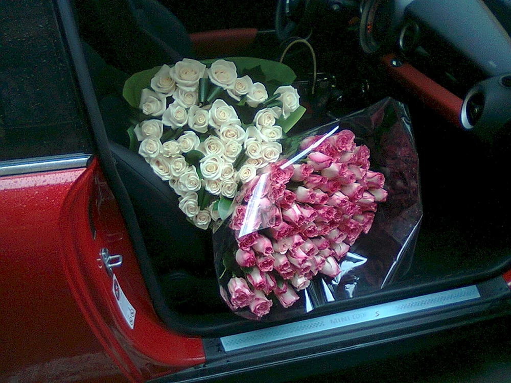 Ein Blumenstrauß im Auto
