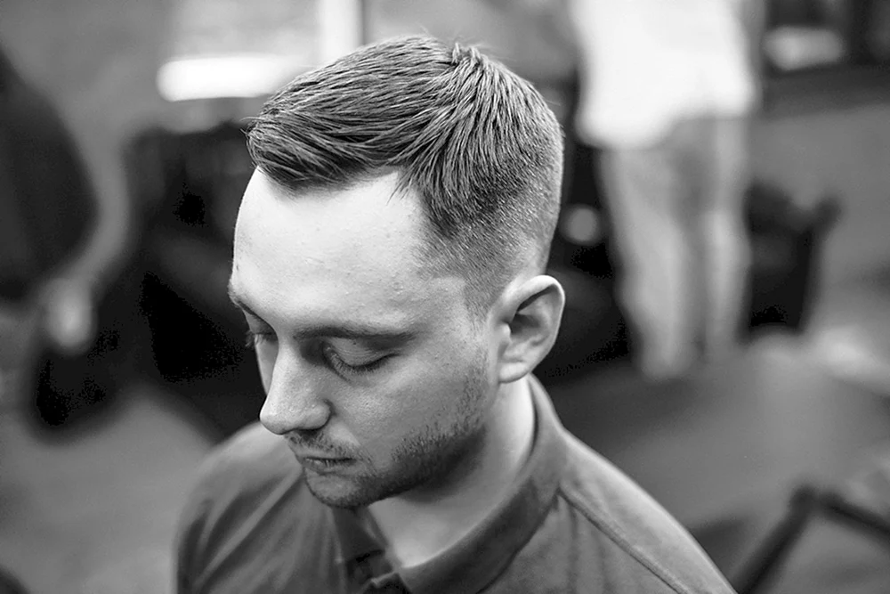 Fade abgeschnittener Haarschnitt
