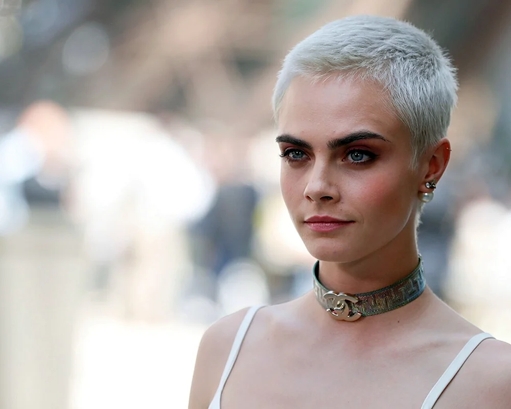 Cara Delevingne kahl