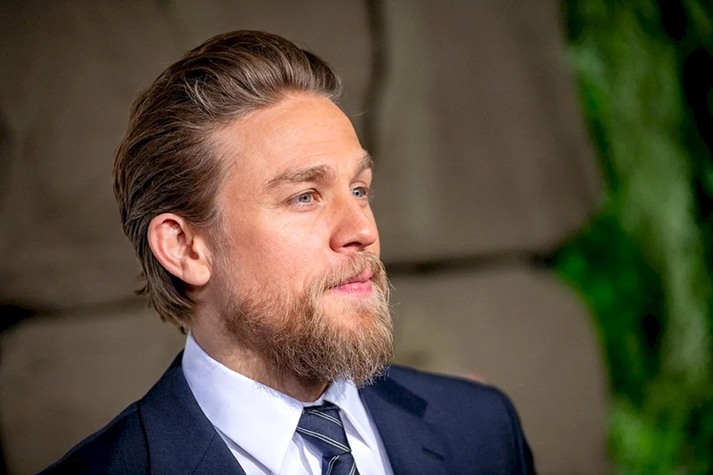 Charlie Hunnam Haarschnitt Charlie Hunnam König Arthurs Schwert