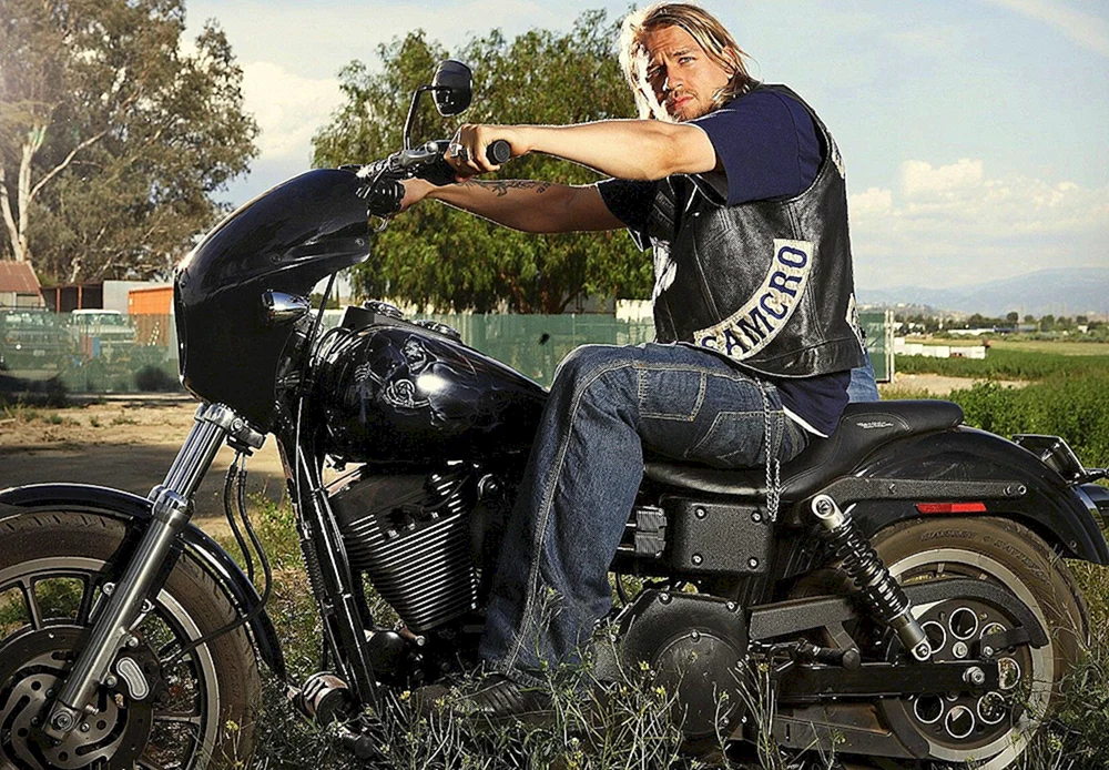 Charlie Hunnam auf einem Motorrad
