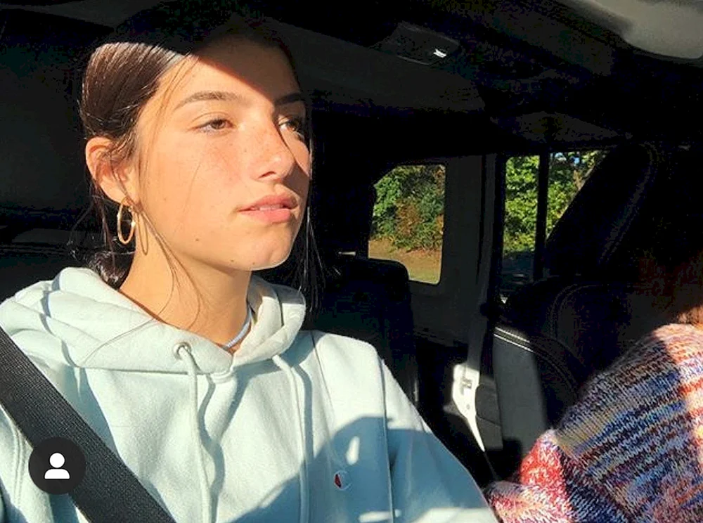 Charlie DAMELIO mit rosa Haar