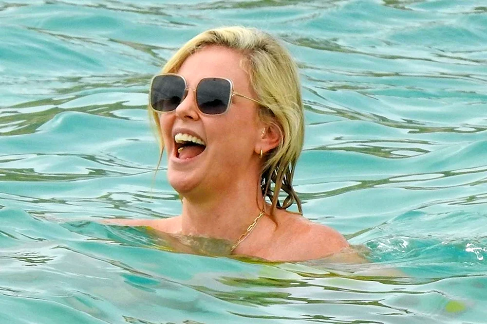 Charlise Theron nackt