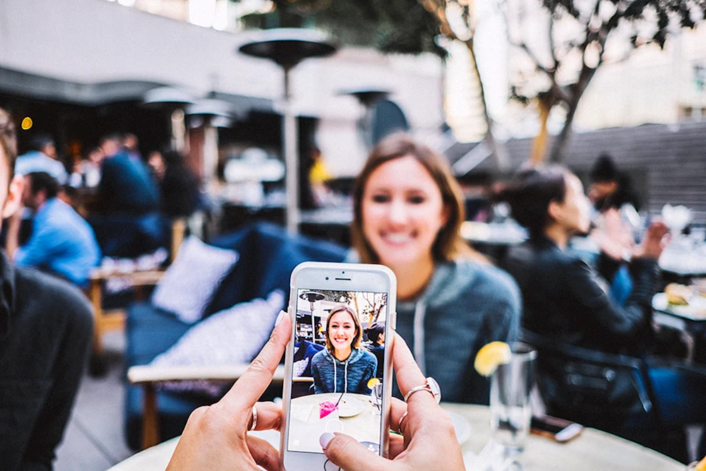 Sonya fotografiert mit ihrem Handy