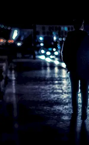 Mann spaziert im Dunkeln