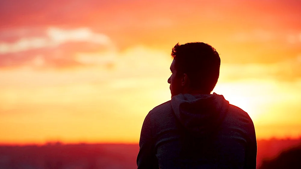 Mann im Sonnenuntergang