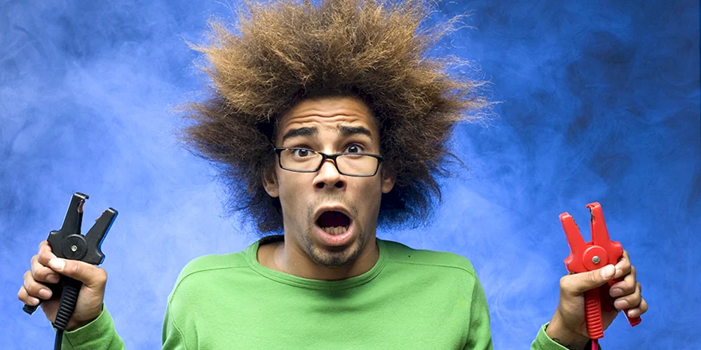 Person mit zerzaustem Haar