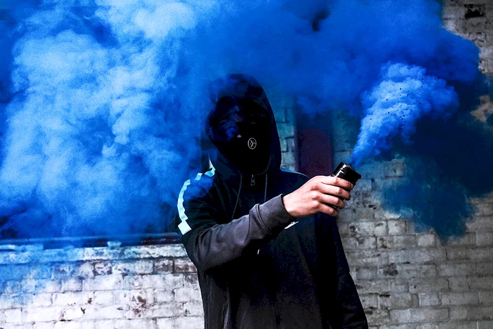 Anonymer Mann mit Rauch