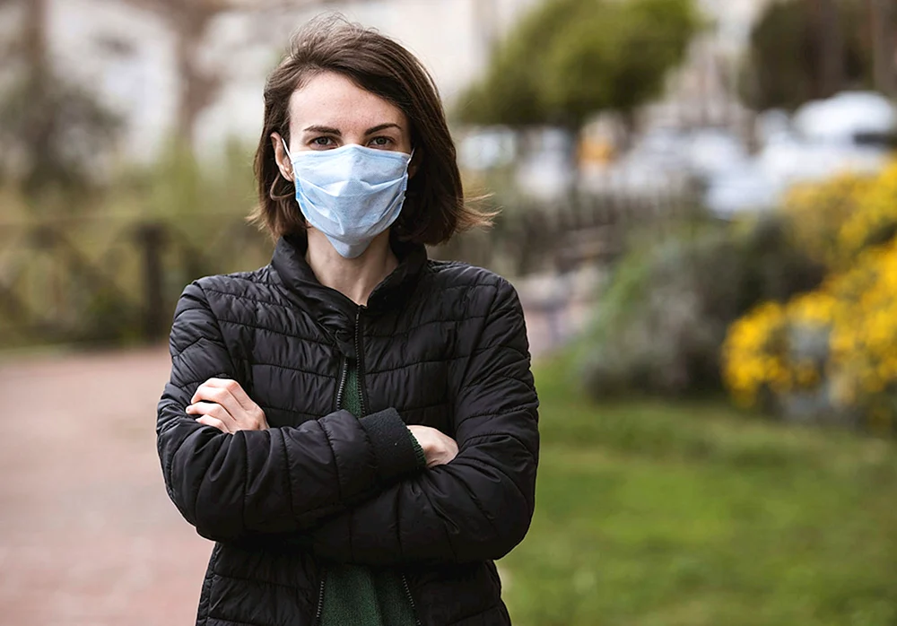 Mädchen mit einer Maske im Gesicht