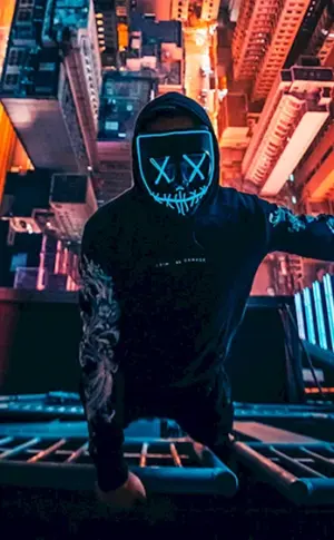 Mann mit Neonmaske