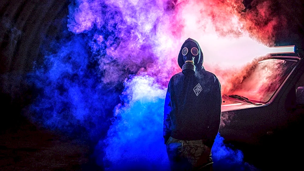 Tumblr Mädchen in Gasmaske im Rauch