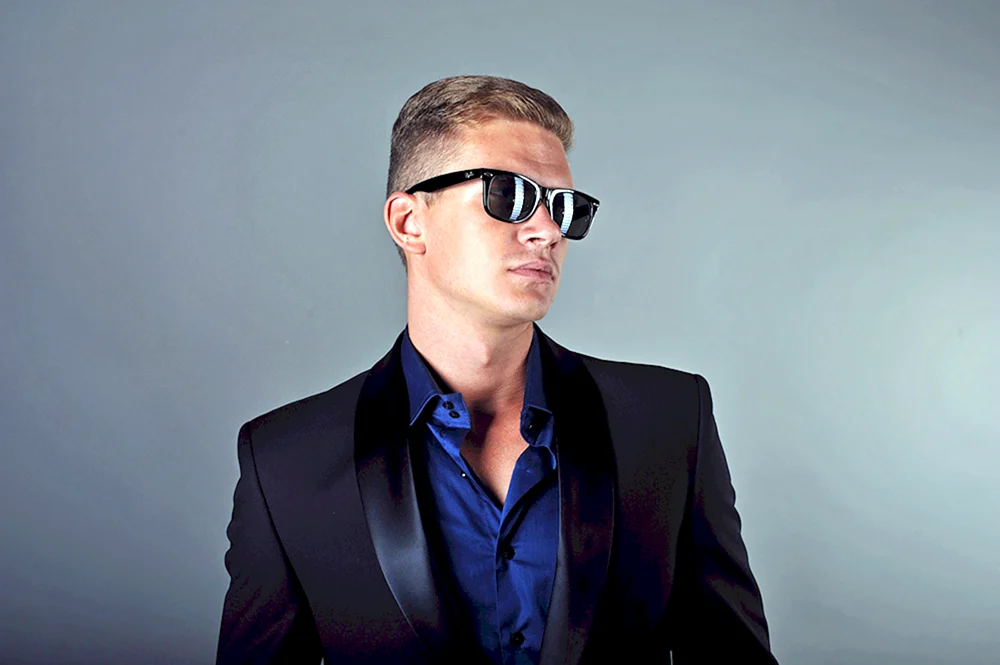 Mann mit dunkler Brille