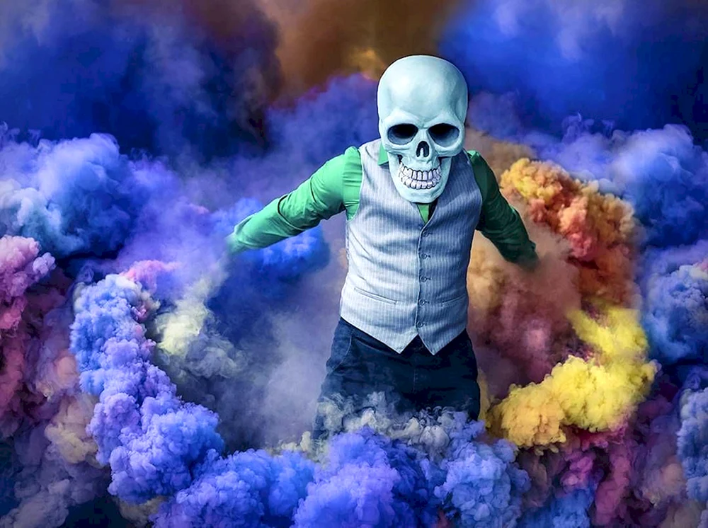 Skulls mit Rauchbomben