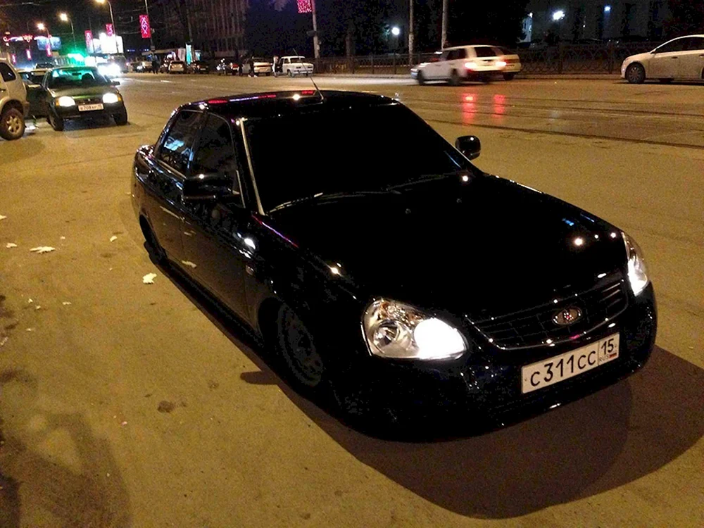 schwarzer Priora 2 Limousine getönt