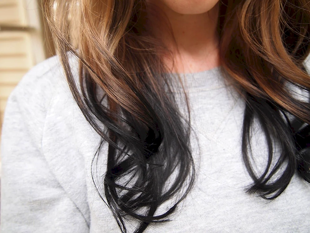 Schwarzes Haar mit weißen Strähnen