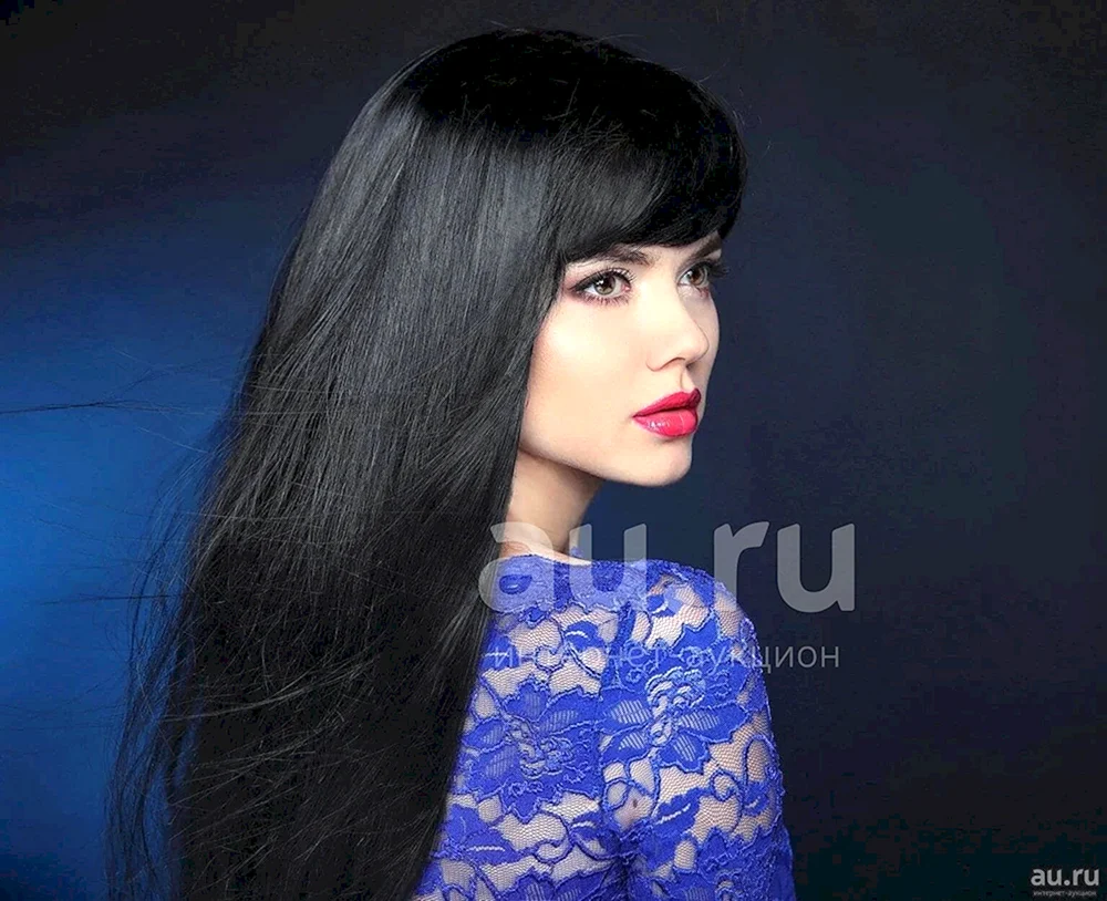 Kira Rausch mit blauen Haaren