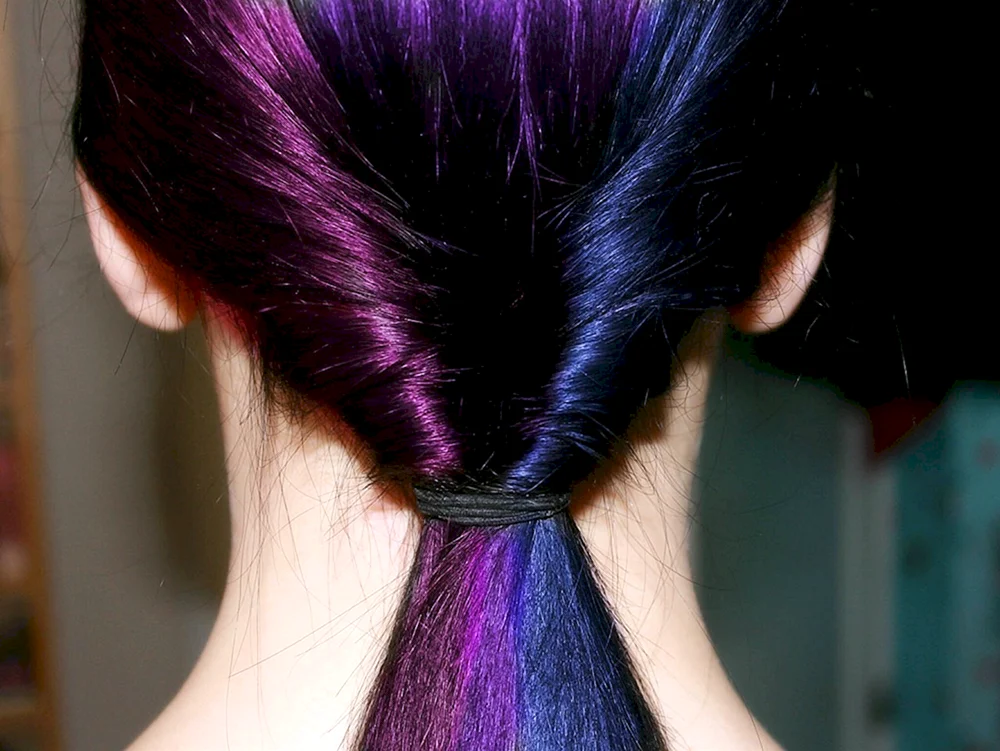 Vika Torii mit violettem Haar