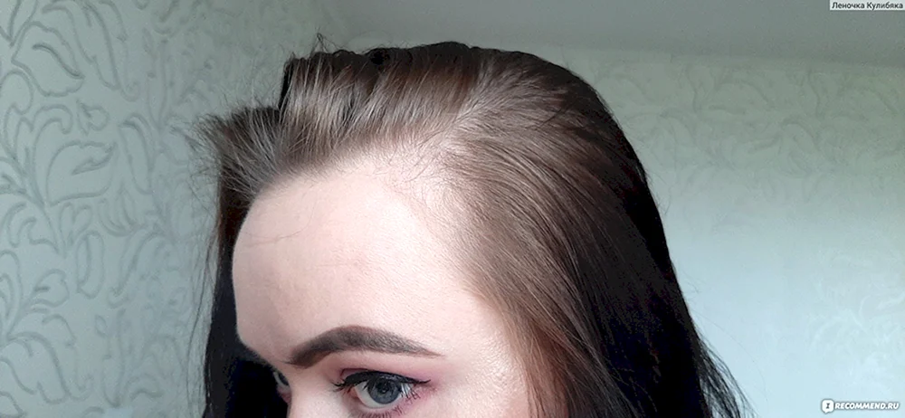 schwarze Haare mit ausgewachsenen Wurzeln