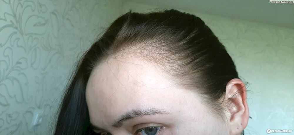 schwarze Haare mit ausgewachsenen Wurzeln
