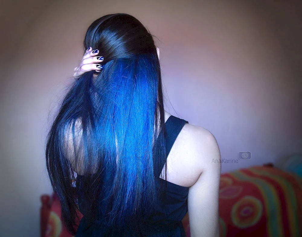 Schwarzes Haar mit blauen Strähnen