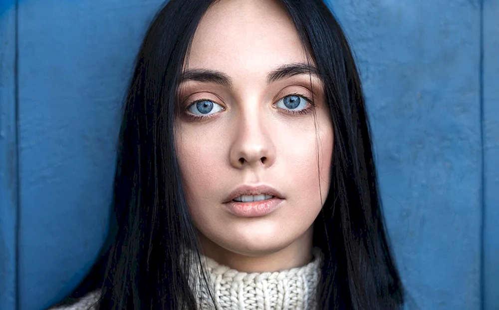 Schwarze Haare blaue Augen