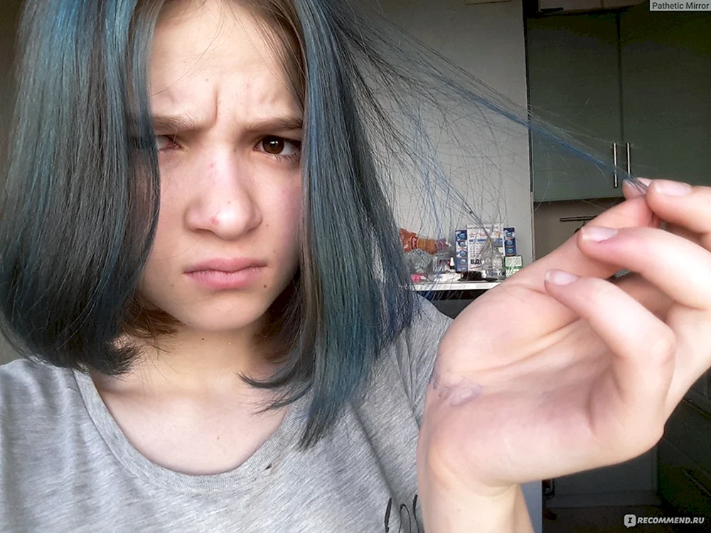 Schwarzes Tonic auf blondem Haar