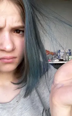 Schwarzes Tonikum für blondes Haar
