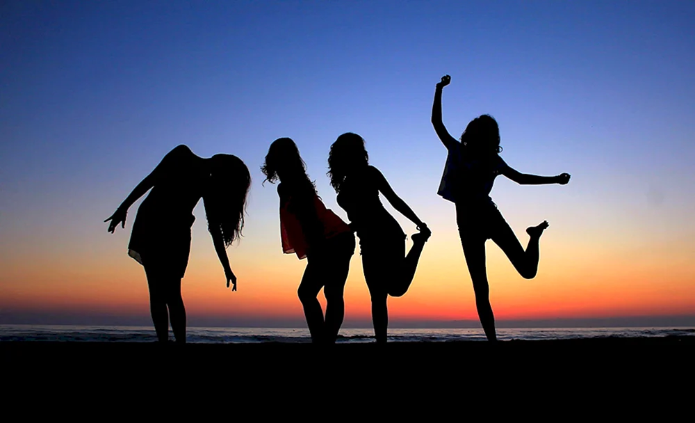 Freunde bei Sonnenuntergang