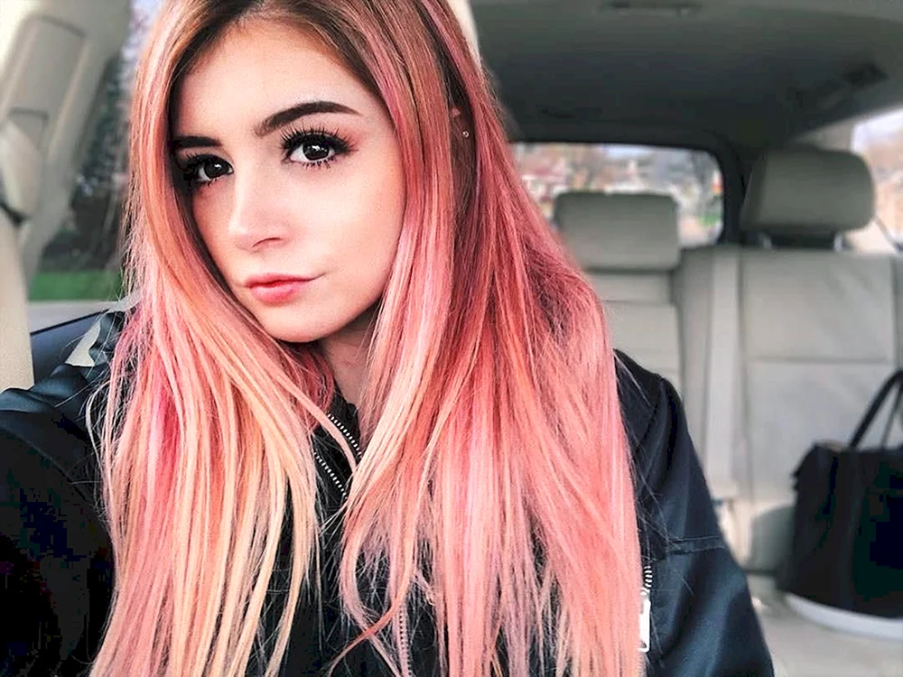 Chrissy Costanza