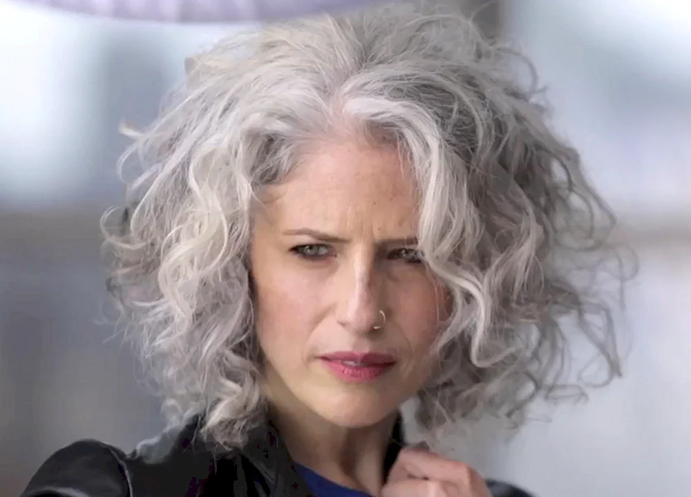 Daphne Hicks Graue Haare