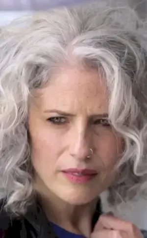 Daphne Hicks Graues Haar