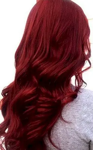 Diane Krank mit burgunderrotem Haar