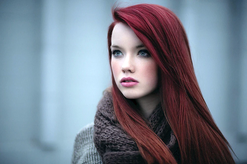 Dianne Perez. Crunk mit burgunderrotem Haar