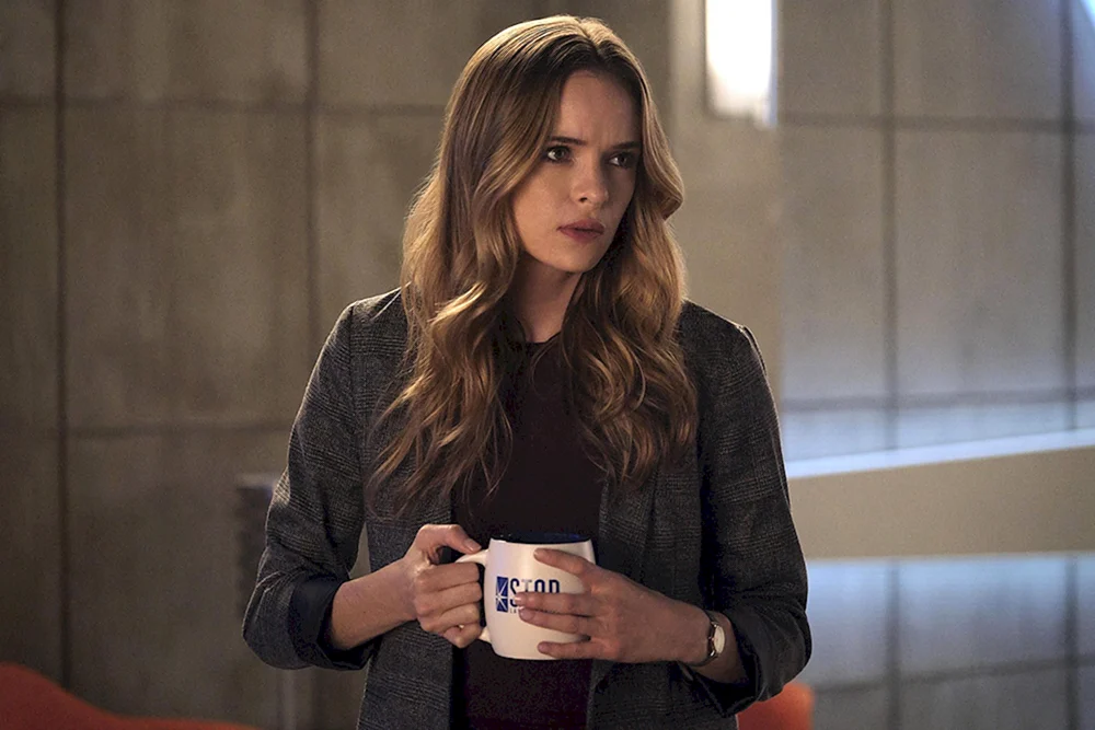 Caitlin Snow