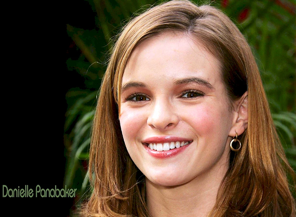 Danielle Panabaker Kuss