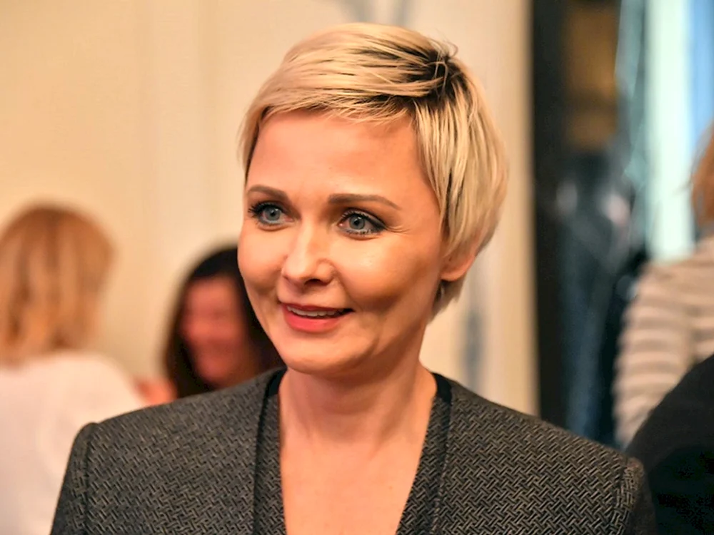 Darya Frost mit Kurzhaarschnitt