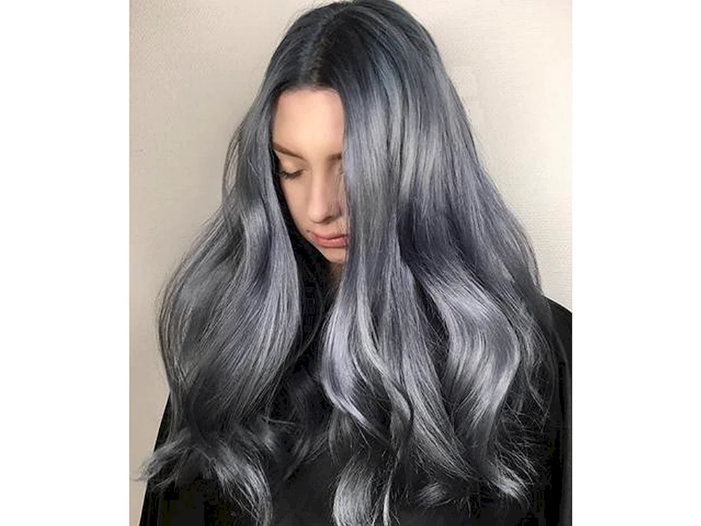 Issyne schwarzes Haar