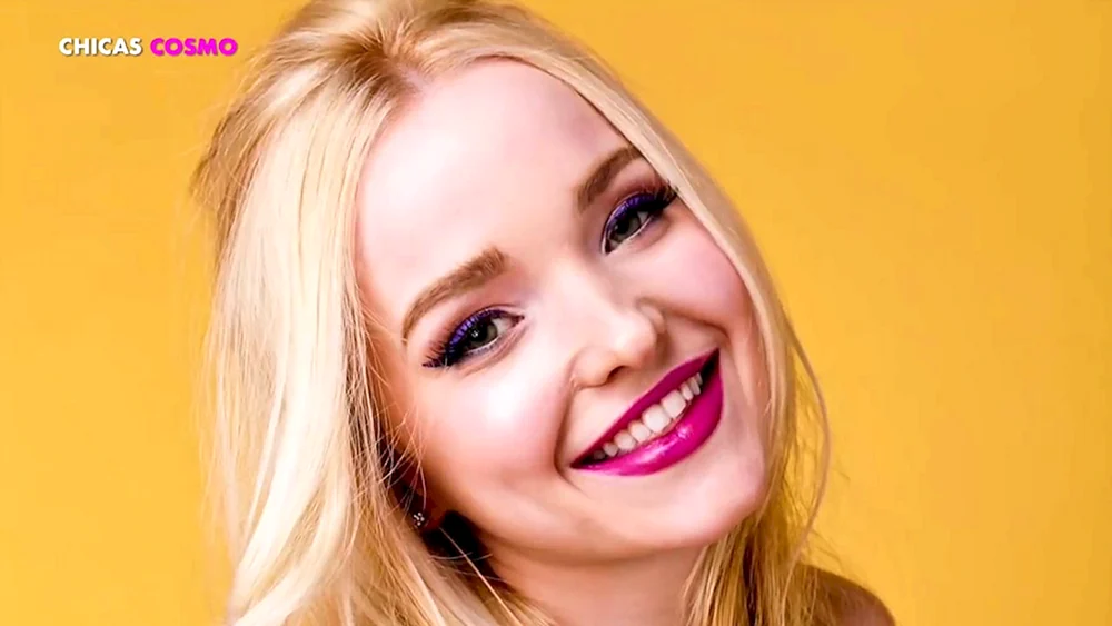 Dove Cameron lächelt