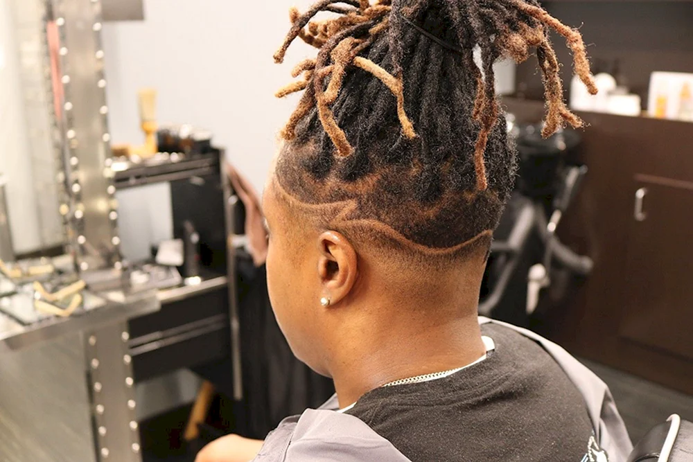 163aufmHals-Dreadlocks