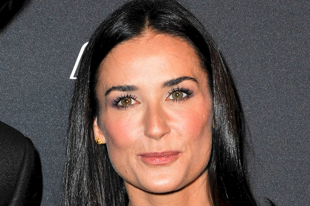 Demi Moore mit einem kurzen Haarschnitt