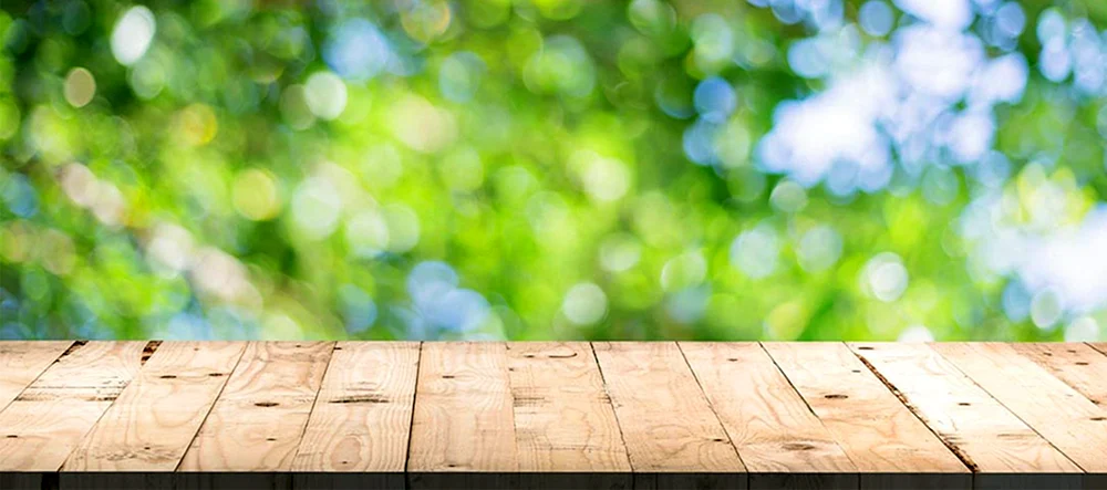 Holztisch in der Natur
