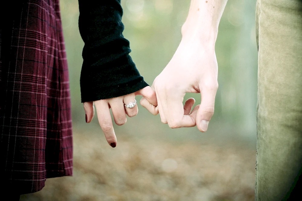 Hand, die sich die Hand hält