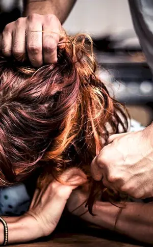 Haare eines Mädchens haltend